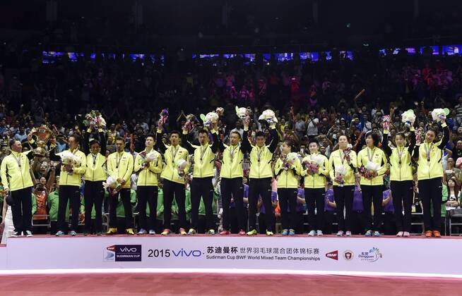 (150517) -- DONGGUAN, May 17, 2015 -- Gold medallists, Players of China celebrate during the awarding ceremony after the final against Japan at 2015 Sudirman Cup BWF World Mixed Team Championships in Dongguan, south China s Guangdong Province, May 17, 2015. ) (SP)CHINA-DONGGUAN-BADMINTON-2015 SUDIRMAN CUP(CN) LiangxXu 