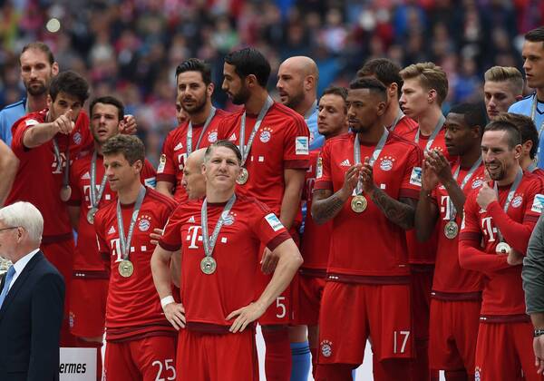 FUSSBALL 1. BUNDESLIGA SAISON 2014 2015 34. SPIELTAG FC Bayern Muenchen - 1. FSV Mainz 05 23.05.2015 Bastian Schweinsteiger (Bildmitte, FC Bayern Muenchen) geniesst den Moment 