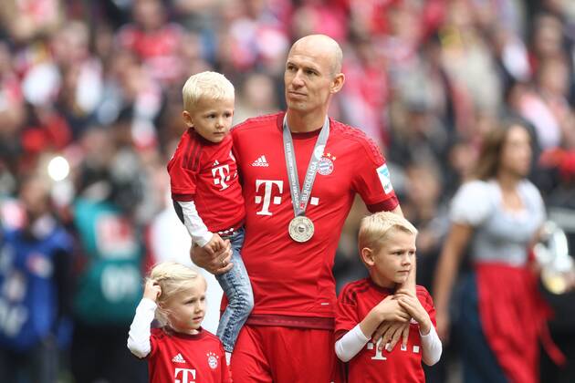 GER, 1.FBL, FC Bayern Muenchen vs. 1. FSV Mainz 05 23.05.2015, Allianz Arena, Muenchen, GER, 1.FBL, FC Bayern Muenchen vs. 1. FSV Mainz 05, im Bild Arjen Robben (FCB 10) mit seinen Kindern nphxStraubmeier