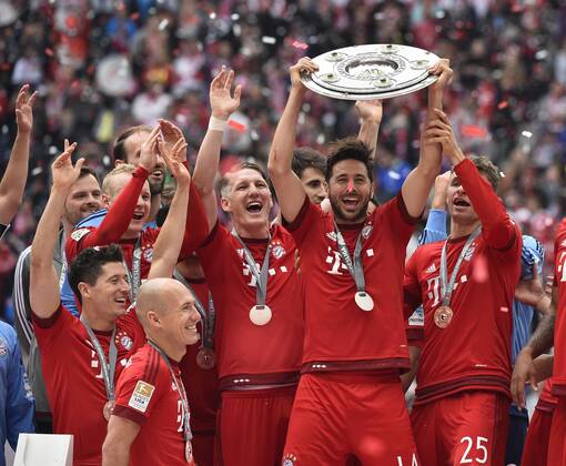 Spieler halten die Schale Meisterschale Trophäe hoch hier Claudio Pizarro FC Bayern München Meisterfeier FC Bayern München FCB Der FC Bayern ist 25. Deutscher Meister 2013 2014 FC Bayern München FCB gegen FSV Mainz 05 FC Bayerm in neuen Trikots der Saison 2015 2016 Fußball Bundesliga Herren GER 1. BL Spieltag 34 34. Spieltag Saison 2014 2015 München Allianz-Arena 23.05.2015 FC Bayern München FCB gegen FSV Mainz 05