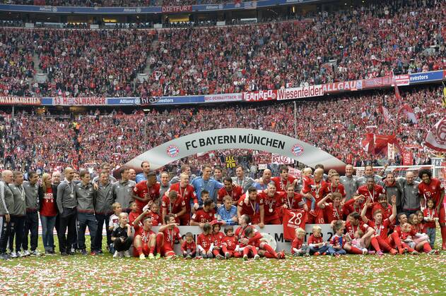 Mannschaftsfoto mit Kindern und Betreuern Meisterfeier FC Bayern München FCB Der FC Bayern ist 25. Deutscher Meister 2013 2014 FC Bayern München FCB gegen FSV Mainz 05 FC Bayerm in neuen Trikots der Saison 2015 2016 Fußball Bundesliga Herren GER 1. BL Spieltag 34 34. Spieltag Saison 2014 2015 München Allianz-Arena 23.05.2015 FC Bayern München FCB gegen FSV Mainz 05