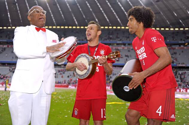 23.05.2015, Fussball 1.Bundesliga 2014 2015, 34.Spieltag, FC Bayern München - 1.FSV Mainz 05, in der Allianz-Arena München, Ehrung des Deutschen Meisters FC Bayern nach dem Spiel. Rafinha (mitte, Bayern) und Dante (re, Bayern München) feiern mit Brasilianischer Musik. 