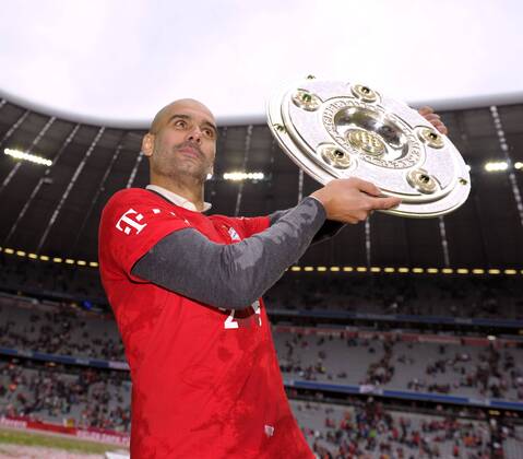23.05.2015, Fussball 1.Bundesliga 2014 2015, 34.Spieltag, FC Bayern München - 1.FSV Mainz 05, in der Allianz-Arena München, Ehrung des Deutschen Meisters FC Bayern nach dem Spiel. Trainer Pep Guardiola (Bayern München) mit Meisterschale. 