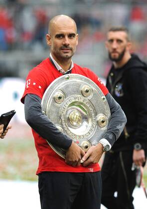 FC Bayern München Meisterehrung 23.05.2015. Trainer Pep Guardiola mit der Meisterschale. HM