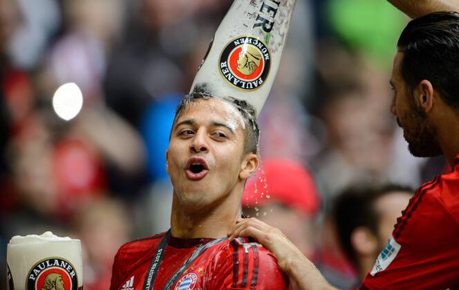 23. Mai 2015: München, Allianz Arena: Fussball 1. Bundesliga, 34. Spieltag: FC Bayern München - FSV Mainz 05: Münchens Thiago Alcantara bekommt eine Bierdusche.