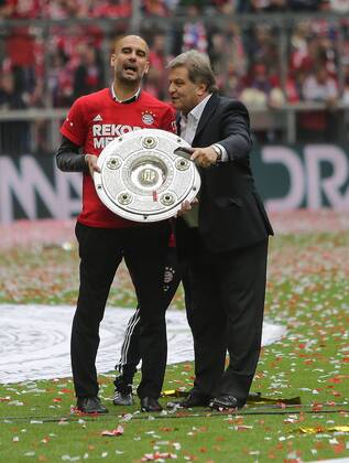 GER, 1. FBL, FC Bayern München vs. FSV Mainz 05 23.05.2015, Allianz Arena, München, GER, 1. FBL, FC Bayern München vs. FSV Mainz 05 Zum 25. Male Deutscher Meister, der FC Bayern München Pressesprecher Markus Hörwick will Trainer Josep Guardiola (München) überreden zu den nphxBratic