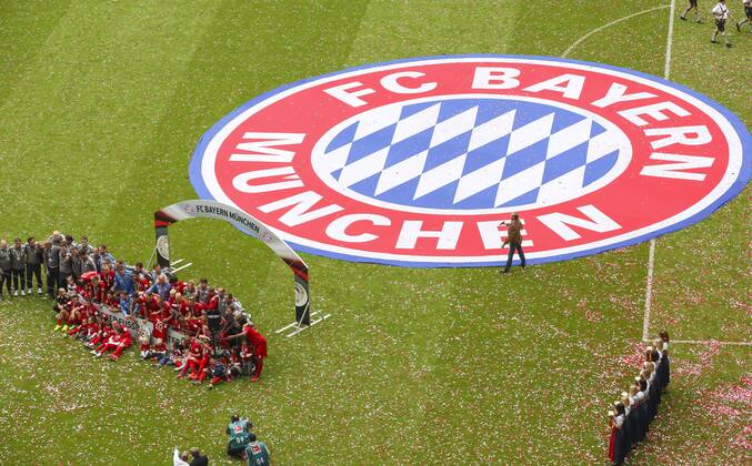 Spieler tanzen und jubeln, Stadion, Fussballstadion, Tribuenen, Zuschauertribuene, Innenansicht, Architektur Rasen, innen FC BAYERN MUENCHEN - FSV MAINZ 05 (2-0 ) Fussball 1. Bundesliga , Muenchen, am 23.05.2015, 34.Spieltag, Saison 2014 2015, 1.Liga, 1.Bundesliga, FCB, Deutscher Meister