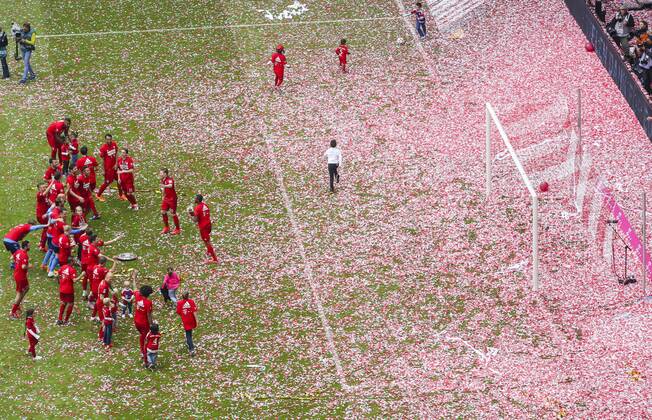 Spieler tanzen und jubeln, Stadion, Fussballstadion, Tribuenen, Zuschauertribuene, Innenansicht, Architektur Rasen, innen FC BAYERN MUENCHEN - FSV MAINZ 05 (2-0 ) Fussball 1. Bundesliga , Muenchen, am 23.05.2015, 34.Spieltag, Saison 2014 2015, 1.Liga, 1.Bundesliga, FCB, Deutscher Meister
