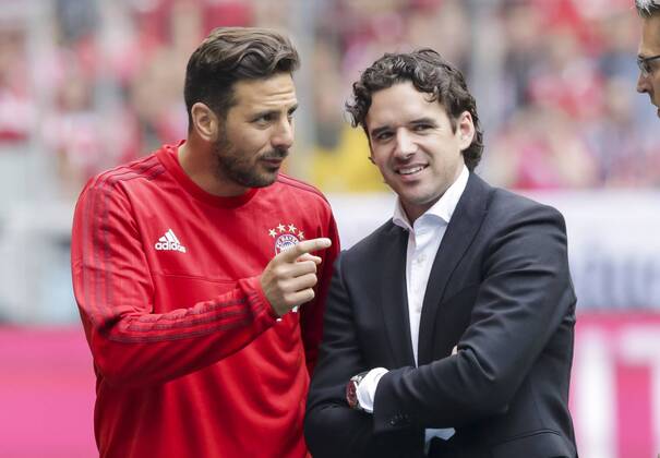 Claudio PIZARRO, FCB 14 scherzt mit Owen Hargreaves, ehemaliger FCB-Spieler FC BAYERN MUENCHEN - FSV MAINZ 05 (2-0) Fussball 1. Bundesliga , Muenchen, am 23.05.2015, 34.Spieltag, Saison 2014 2015, 1.Liga, 1.Bundesliga, FCB, Deutscher Meister