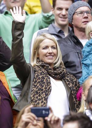 Claudia Lahm, Ehefrau von Philipp LAHM mit Baby Julian , winkt, gestikuliert und gibt Anweisungen, Aktion, Einzelbild, Gestik, Geste, Handbewegung, zeigen, deuten , auf der Ehrentribuene, Ehrengaeste, Prominenz, Promi, VIP, , Portrait, Porträt FC BAYERN MUENCHEN - FSV MAINZ 05 (2-0) Fussball 1. Bundesliga , Muenchen, am 23.05.2015, 34.Spieltag, Saison 2014 2015, 1.Liga, 1.Bundesliga, FCB, Deutscher Meister