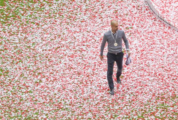 Trainer Cheftrainer Pep GUARDIOLA (FCB) , mit Medaille geht über Rasen, der mit konfetti bedeckt ist, alleine Portrait, Porträt FC BAYERN MUENCHEN - FSV MAINZ 05 (2-0) Fussball 1. Bundesliga , Muenchen, am 23.05.2015, 34.Spieltag, Saison 2014 2015, 1.Liga, 1.Bundesliga, FCB, Deutscher Meister