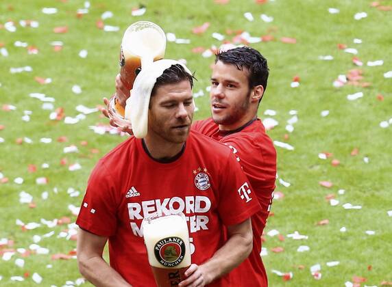 23.05.2015, Fussball 1.Bundesliga 2014 2015, 34.Spieltag, FC Bayern München - 1.FSV Mainz 05, in der Allianz-Arena München, Ehrung des Deutschen Meisters FC Bayern nach dem Spiel. Juan Bernat (Bayern) schüttet Weissbier über Xabi Alonso (Bayern München). 