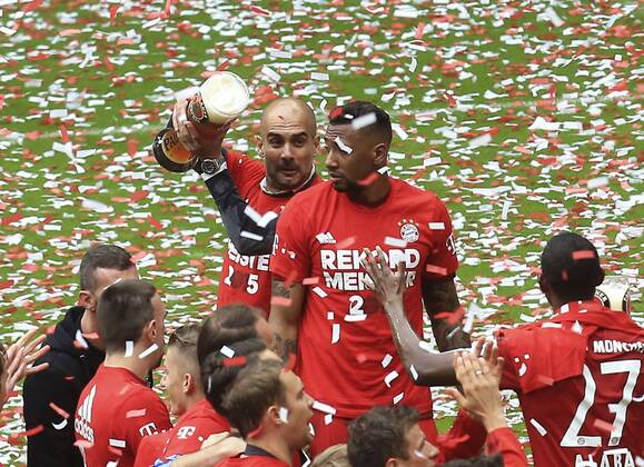 23.05.2015, Fussball 1.Bundesliga 2014 2015, 34.Spieltag, FC Bayern München - 1.FSV Mainz 05, in der Allianz-Arena München, Ehrung des Deutschen Meisters FC Bayern nach dem Spiel. Trainer Pep Guardiola (Bayern München) versucht Jerome Boateng (Bayern) eine Bierdusche zu verpassen. 