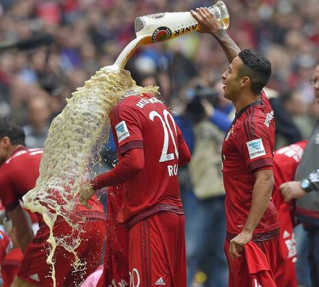 23.05.2015, Fussball 1.Bundesliga 2014 2015, 34.Spieltag, FC Bayern München - 1.FSV Mainz 05, in der Allianz-Arena München, Thiago (re, Bayern München) überschüttet Sebastian Rode (Bayern) mit dem Bierglas. 