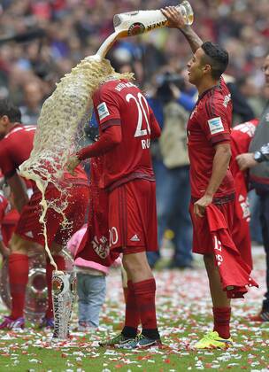 23.05.2015, Fussball 1.Bundesliga 2014 2015, 34.Spieltag, FC Bayern München - 1.FSV Mainz 05, in der Allianz-Arena München, Thiago (re, Bayern München) überschüttet Sebastian Rode (Bayern) mit dem Bierglas. 