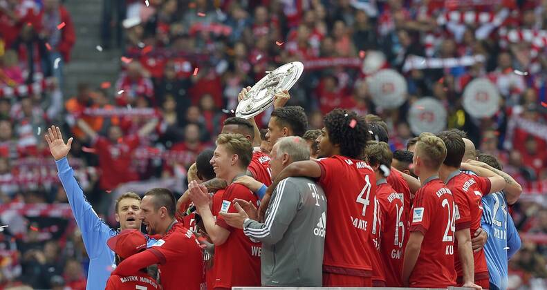 23.05.2015, Fussball 1.Bundesliga 2014 2015, 34.Spieltag, FC Bayern München - 1.FSV Mainz 05, in der Allianz-Arena München, Die Bayern Spieler mit der Schale. Torwart Manuel Neuer (Bayern), Franck Ribery (München), Mitchell Weiser (München), Co-Trainer Hermann Gerland (Bayern), Dante (Bayern München), Gianluca Gaudino (Bayern), Sinan Kurt (Bayern) usw