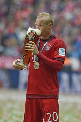 23.05.2015, Fussball 1.Bundesliga 2014 2015, 34.Spieltag, FC Bayern München - 1.FSV Mainz 05, in der Allianz-Arena München, Sebastian Rode (Bayern) trinkt Bier. 