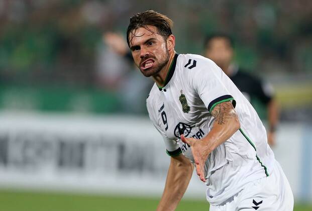 (150526) -- BEIJING, May 26, 2015, -- Eduardo Goncal of Jeonbuk Hyundai celebrates during their 2015 AFC Champions League match against Beijing Guoan in Beijing, capital of China, on May 26, 2015. Jeonbuk won 1-0. ) (SP)CHINA-BEIJING-SOCCER-AFC CHAMPIONS LEAGUE(CN) CaoxCan 