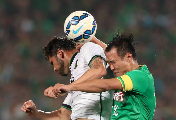 (150526) -- BEIJING, May 26, 2015, -- Xu Yunlong(R) of Beijing Guoan vies with Eduardo Goncal of Jeonbuk Hyundai during their 2015 AFC Champions League match in Beijing, capital of China, on May 26, 2015. Jeonbuk won 1-0. ) (SP)CHINA-BEIJING-SOCCER-AFC CHAMPIONS LEAGUE(CN) CaoxCan 