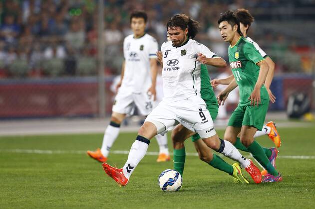 (150526) -- BEIJING, May 26, 2015, -- Eduardo Goncalves of Jeonbuk Hyundai (Front) shoots during their 2015 AFC Champions League match against Beijing Guoanin Beijing, capital of China, on May 26, 2015. Jeonbuk won 1-0. ) (SP)CHINA-BEIJING-SOCCER-AFC CHAMPIONS LEAGUE(CN) Dingxxu 