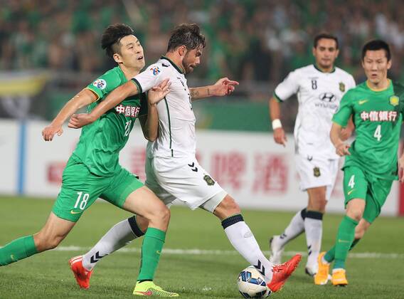 (150526) -- BEIJING, May 26, 2015, -- Eduardo Goncal (C) of Jeonbuk Hyundai shoots during their 2015 AFC Champions League match against Beijing Guoan in Beijing, capital of China, on May 26, 2015. Jeonbuk won 1-0. ) (SP)CHINA-BEIJING-SOCCER-AFC CHAMPIONS LEAGUE(CN) CaoxCan 