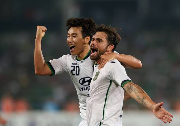 (150526) -- BEIJING, May 26, 2015, -- Eduardo Goncal (R) of Jeonbuk Hyundai celebrates during their 2015 AFC Champions League match against Beijing Guoan in Beijing, capital of China, on May 26, 2015. Jeonbuk won 1-0. ) (SP)CHINA-BEIJING-SOCCER-AFC CHAMPIONS LEAGUE(CN) CaoxCan 