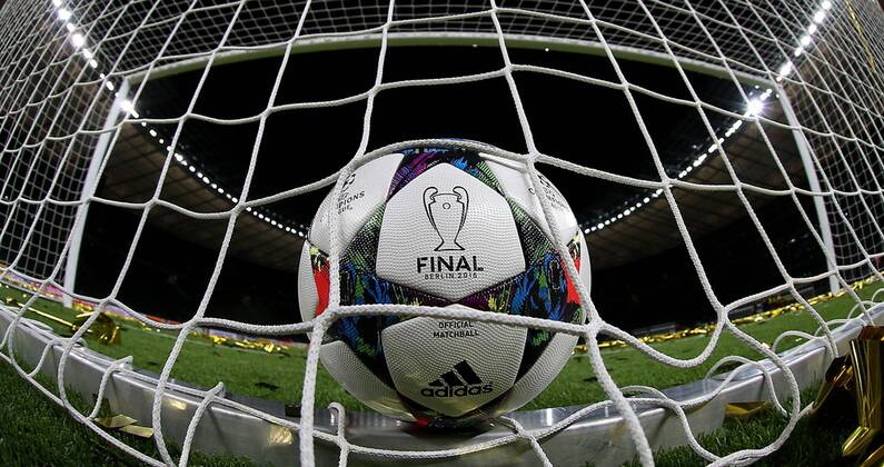 30.05.2015, Fussball Champions-League 2014 15, Finale im Olympiastadion in Berlin, Vorschau, der Spielball der Championsleague liegt im Tornetz. 