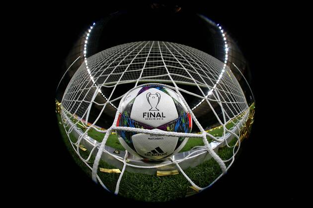 30.05.2015, Fussball Champions-League 2014 15, Finale im Olympiastadion in Berlin, Vorschau, der Spielball der Championsleague liegt im Tornetz. 