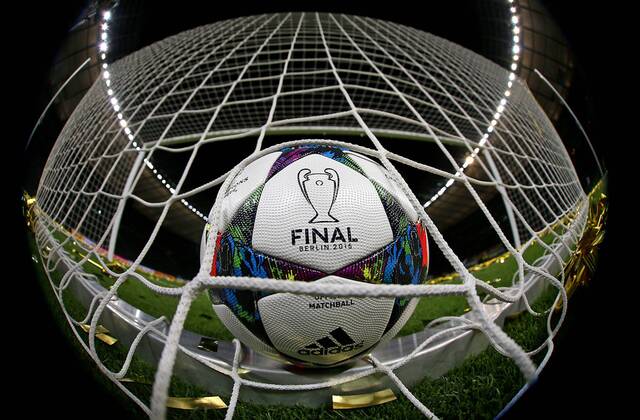 30.05.2015, Fussball Champions-League 2014 15, Finale im Olympiastadion in Berlin, Vorschau, der Spielball der Championsleague liegt im Tornetz. 