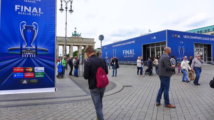UEFA Champions League Superstore vor dem Brandenburger Tor in Berlin - Austragungsort des UEFA Champions League Finale 2014 2015