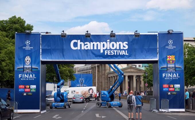 UEFA Championsleaguefinale 2015 Juventus Turin - FC Barcelona Barca Aufbau Champions Festival rund um das Brandenburger Tor Pariser Platz Berlin 02.06.2015 Fußball Fussball Herren Saison 2014 2015