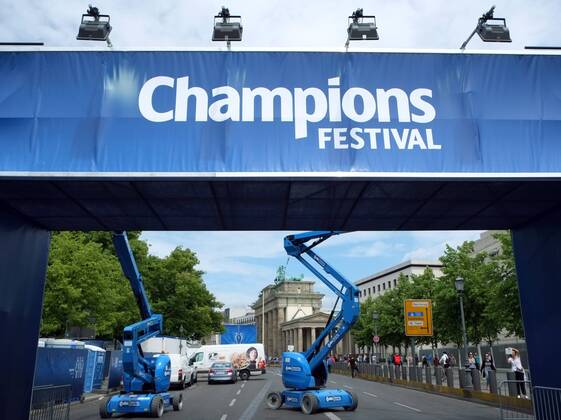 UEFA Championsleaguefinale 2015 Juventus Turin - FC Barcelona Barca Aufbau Champions Festival rund um das Brandenburger Tor Pariser Platz Berlin 02.06.2015 Fußball Fussball Herren Saison 2014 2015