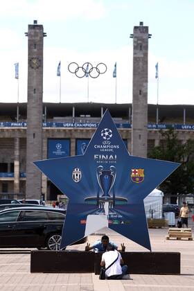 Berliner Olympiastadion Austragungsort des Championsleaguefinale Frontansicht Olympischer Platz Stern Dekoration beschädigt Touristen Fußball Fussball UEFA Champiosleague Saison 2014 2015 04.06.2015