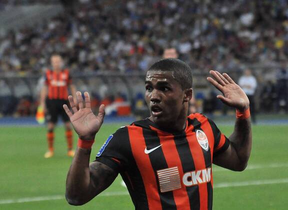 Aktuell Fußball, Ukraine, Pokalfinale, Dynamo Kiew - FC Shaktar Donetsk June 4, 2015 - Kiev, Ukraine - Douglas Costa Shakhtar reacts during the match between FC Dynamo Kyiv and FC Shakhtar Donetsk in the Ukrainian Cup final at the Olympic Stadium in Kiev, Ukraine on June 04, 2015..Bayern Munich is interested in Brazilian midfielder of Shakhtar and try to buy a player, the estimated Ukrainian club of 25 million euros in the current season, according to the German press. Dynamo Kiev won at Shakhtar Donetsk in the Ukrainian Cup - ZUMAn230