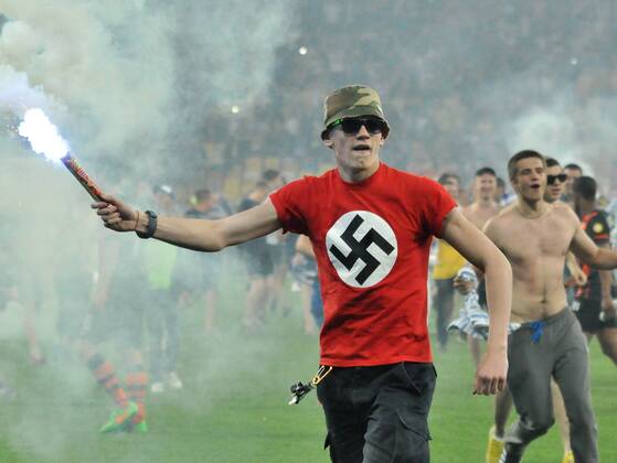 Aktuell Fußball, Ukraine, Pokalfinale, Dynamo Kiew June 4, 2015 - Kiev, Ukraine - Fan of Dynamo Kiev with Nazi symbols and fireworks in hand ran onto the field to celebrate the victory of FC Dynamo Kyiv in the Ukrainian Cup final at the Olympic Stadium in Kiev, Ukraine on June 04, 2015 - ZUMAn230