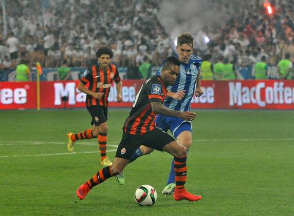 Aktuell Fußball, Ukraine, Pokalfinale, Dynamo Kiew - FC Shaktar Donetsk June 4, 2015 - Kiev, Ukraine - Shakhtar Donetsk Alex Teixeira, center, fight for the ball during the match between FC Dynamo Kyiv and FC Shakhtar Donetsk in the Ukrainian Cup final at the Olympic Stadium in Kiev, Ukraine on June 04, 2015 Dynamo Kiev won at Shakhtar Donetsk in the Ukrainian Cup  - ZUMAn230