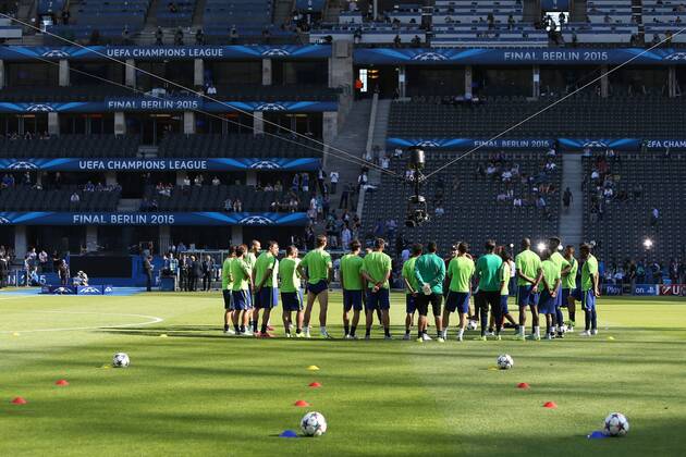 Juventus gather around manager, Massimiliano Allegri - Training - Juventus vs. Barcelona - Champion s League Final - Olympic Stadium - Berlin - Germany - 05 06 2015 Pic Philip Oldham Sportimage EDITORIAL USE ONLY. No use with unauthorised audio, video, data, fixture lists, club league logos or live services. Online in-match use limited to 120 images, no video emulation. No use in betting, games or single club league player publications.