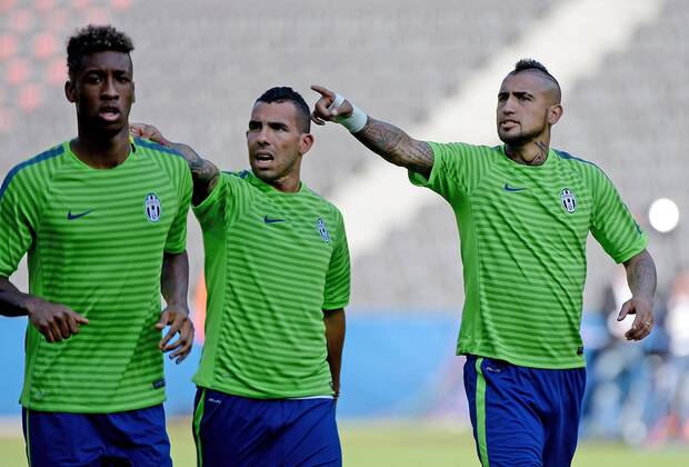 05.06.2015, xjhx, Fussball Champions League, Juventus Turin - FC Barcelona Barca Mediaday, v.l. Carlos Tevez (Juventus Turin), Arturo Vidal (Juventus Turin) gibt Anweisungen, gestikuliert, mit den Armen gestikulieren gives instructions, gesticulate.