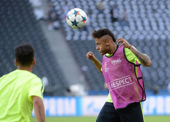 05.06.2015, xjhx, Fussball Champions League, Juventus Turin - FC Barcelona Barca Mediaday, v.l. Neymar (FC Barcelona) Kopfball, Kopfballduell