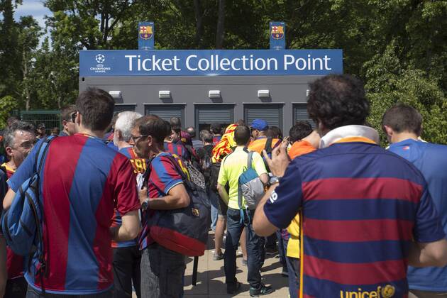 Barcelona fans queue to collect their match tickets - Juventus Turin vs. FC Barcelona - Champion s League Final - Olympic Stadium - Berlin - Germany - 06 06 2015 Pic Philip Oldham Sportimage EDITORIAL USE ONLY. No use with unauthorised audio, video, data, fixture lists, club league logos or live services. Online in-match use limited to 120 images, no video emulation. No use in betting, games or single club league player publications.