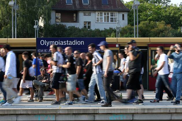 Fans arrive via train - Juventus Turin vs. FC Barcelona - Champion s League Final - Olympic Stadium - Berlin - Germany - 06 06 2015 Pic Philip Oldham Sportimage EDITORIAL USE ONLY. No use with unauthorised audio, video, data, fixture lists, club league logos or live services. Online in-match use limited to 120 images, no video emulation. No use in betting, games or single club league player publications.