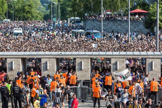 Berlin, Deutschland, 06.06.2015: Fußball UEFA Champions League 2014 2015 - UEFA Champions League Finale - Juventus Turin - FC Barcelona Barca Fans von Juventus Turin vor dem Einlass zum Olympiastadion