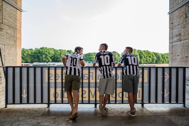Berlin, Deutschland, 06.06.2015: Fußball UEFA Champions League 2014 2015 - UEFA Champions League Finale - Juventus Turin - FC Barcelona Barca Drei Juve-Fans mit Trickots von Carlos Tevez im Olympiastadion vor dem Spiel