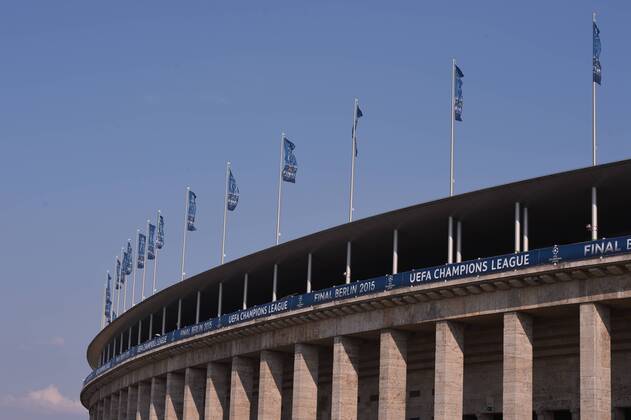 Detail des Berliner Olympiastadions mit Fahnen im Wind. FINALE: Juventus Turin - FC Barcelona Barca am 06.06.2015. Fussball international Saison 2014 2015, UEFA Championsleague Finale 2015 im Olympiastadion in Berlin, Deutschland,