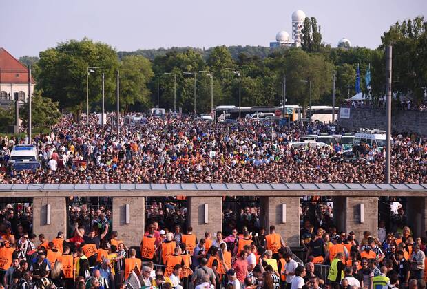 Fans vor einem Eingang zum Stadion. FINALE: Juventus Turin - FC Barcelona Barca am 06.06.2015. Fussball international Saison 2014 2015, UEFA Championsleague Finale 2015 im Olympiastadion in Berlin, Deutschland,