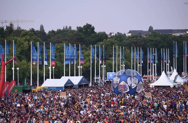 Fans vor dem Stadion. FINALE: Juventus Turin - FC Barcelona Barca am 06.06.2015. Fussball international Saison 2014 2015, UEFA Championsleague Finale 2015 im Olympiastadion in Berlin, Deutschland,