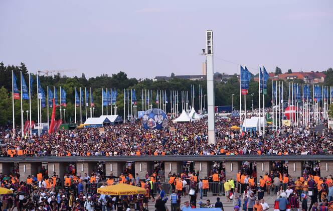 Fans vor einem Eingang zum Stadion. FINALE: Juventus Turin - FC Barcelona Barca am 06.06.2015. Fussball international Saison 2014 2015, UEFA Championsleague Finale 2015 im Olympiastadion in Berlin, Deutschland,