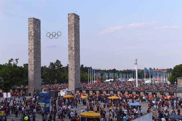 Fans vor einem Eingang zum Stadion. FINALE: Juventus Turin - FC Barcelona Barca am 06.06.2015. Fussball international Saison 2014 2015, UEFA Championsleague Finale 2015 im Olympiastadion in Berlin, Deutschland,