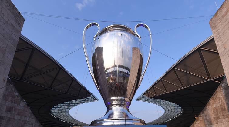 Ein uebergrosser Champions League Pokal vor dem Olympiastadion. FINALE: Juventus Turin - FC Barcelona Barca am 06.06.2015. Fussball international Saison 2014 2015, UEFA Championsleague Finale 2015 im Olympiastadion in Berlin, Deutschland,