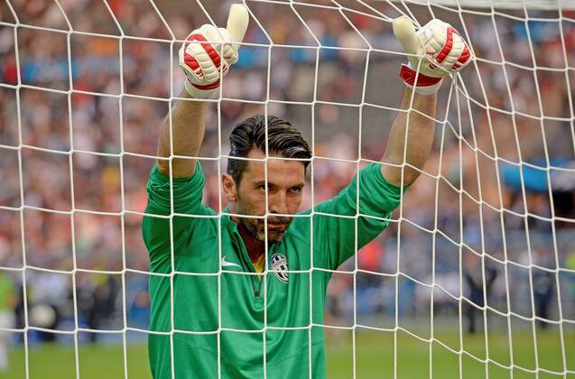 06.06.2015, xjhx, Fussball Champions League, Juventus Turin - FC Barcelona Barca v.l. Gianluigi Buffon (Juventus Turin) gibt Anweisungen, gestikuliert, mit den Armen gestikulieren gives instructions, gesticulate.